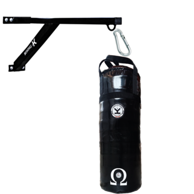 Saco de boxeo modelo Omega con soporte de pared, diseño negro y logo Boxing K, ideal para entrenamientos profesionales en boxeo y artes marciales