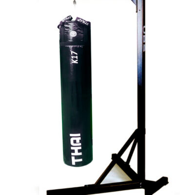 Un soporte independiente para saco de boxeo, con base sólida y estructura de metal resistente.